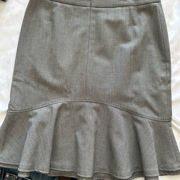 Women’s 2 piece skirt and jacket. Bow detail on sleeves. Great for the office - Picture 7 of 8